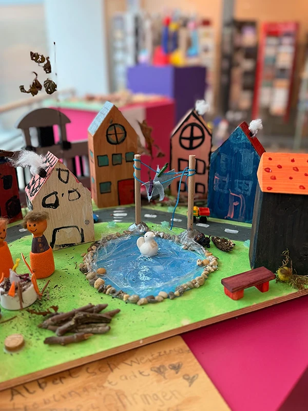 Kinder dekoriert unser Ö!