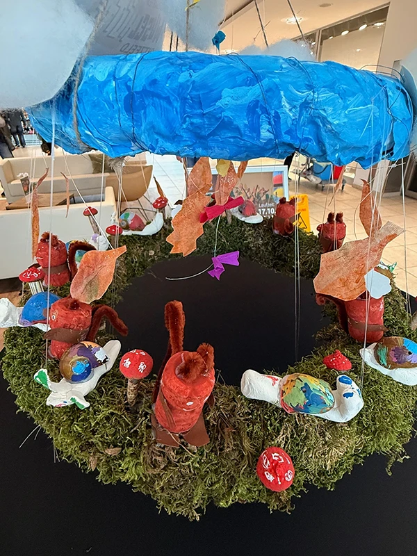 Kinder dekoriert unser Ö!