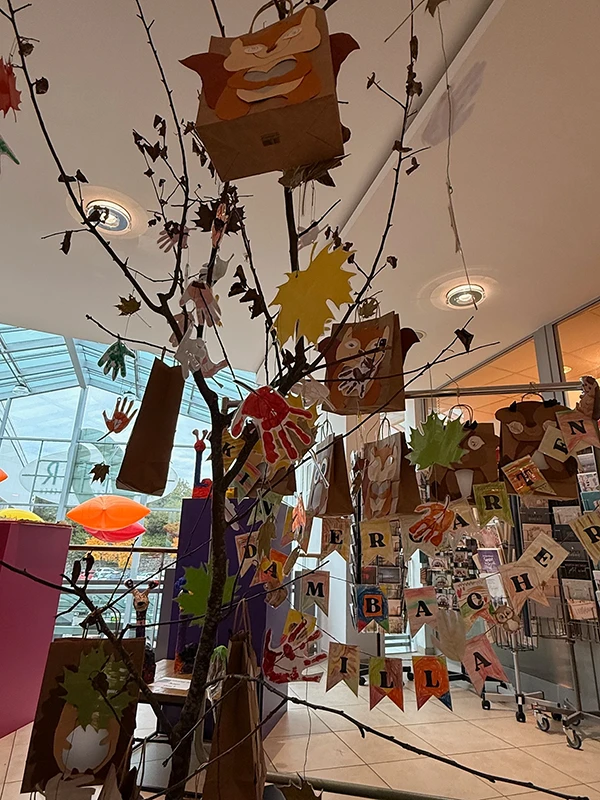 Kinder dekoriert unser Ö!